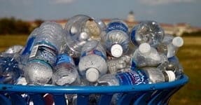 Botellas de agua vacías para reciclar.