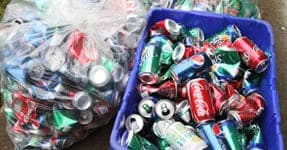 latas vacías en bolsa para reciclar